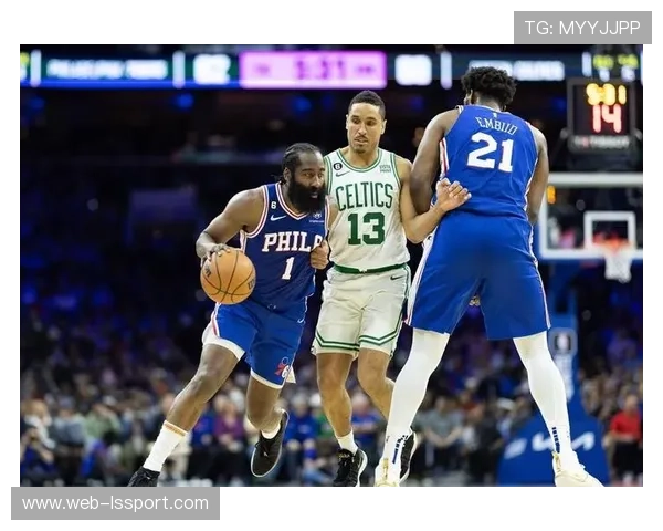 哈登在对阵凯尔特人比赛中组织进攻，助攻内线球员得分