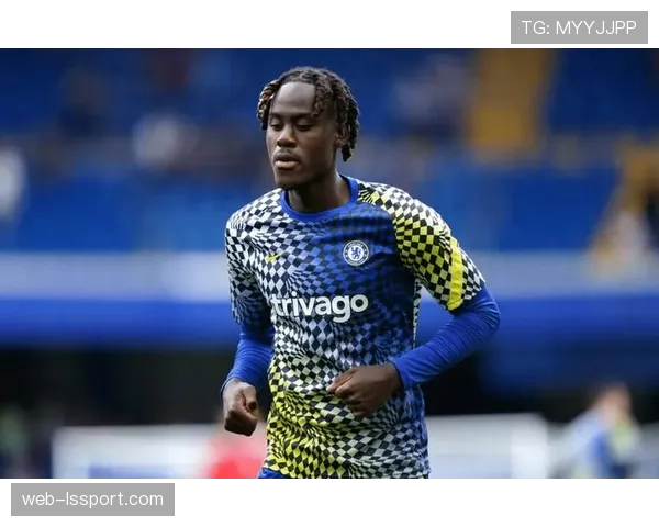 特写:斯坦福桥门线悬案,VAR长时间复核切尔西关键进球引双方球员不满 特写:斯坦福桥门线悬案,VAR长时间复核切尔西关键进球引双方球员不满